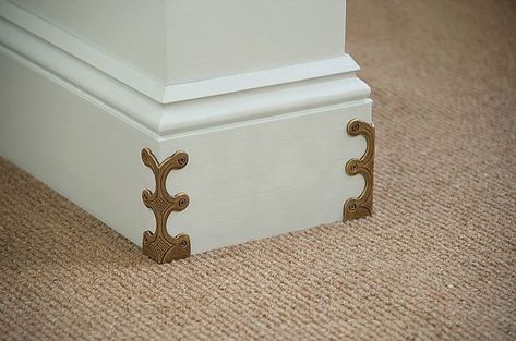 Brass Corners, Stair Rods, Casa Country, Corner Protectors, Stair Runner Carpet, Carpet Stairs, Cool Ideas, Baseboards, My Dream Home