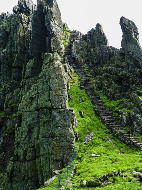 The Ring Of Kerry, Irish Landscapes, Skellig Michael, Ireland Landscape, Location Inspiration, San Michele, Fantasy Places, Luke Skywalker, Environment Design