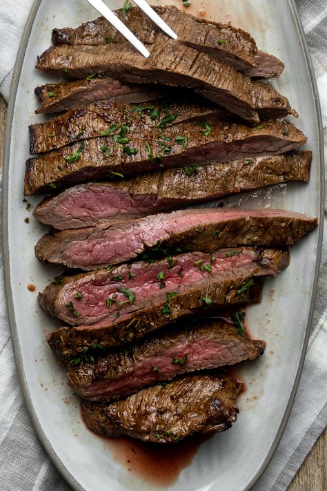 osm-63 Cast Iron Flank Steak, Flank Steak Recipe, Cinnamon Roll French, Chicken Piccata Recipe, Flank Steak Recipes, Beef Strips, Macro Friendly Recipes, Grilled Flank Steak, Cast Iron Recipes