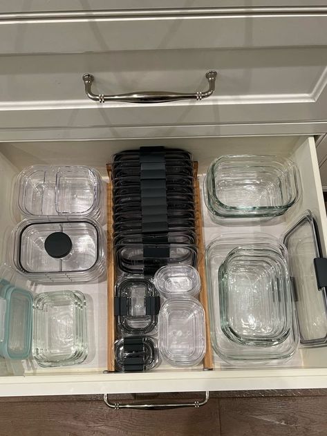 Rubbermaid Brilliance, Kabinet Dapur, House Organisation, Kitchen Organization Pantry, Kitchen Organisation, Future Apartment Decor, Apartment Organization, Home Organisation, Apartment Decor Inspiration