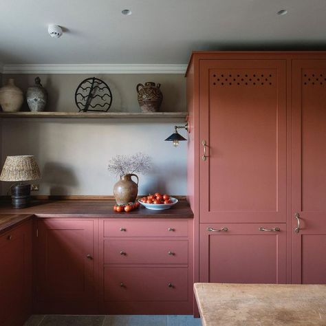 Plain English Design na Instagramie: „Our first time using this colour and now it is one we keep getting drawn back to...‘Tuscan Red’ by @littlegreenepaintcompany in a handsome…” Plain English Kitchen, Plain English, English Kitchens, English Design, Red Kitchen, Pink Kitchen, Pantry Design, Shaker Style, Diy Kit