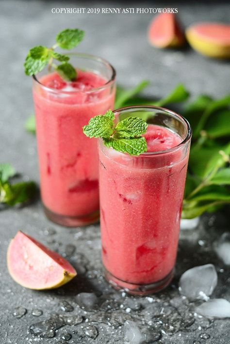 Jus Jambu Aesthetic, Recipes With Guava, Guava Aesthetic, Fruit Juice Photography, Watermelon Juice Recipes, Peruvian Breakfast, Guava Drink, Juice Photography, Lemongrass Spa Products