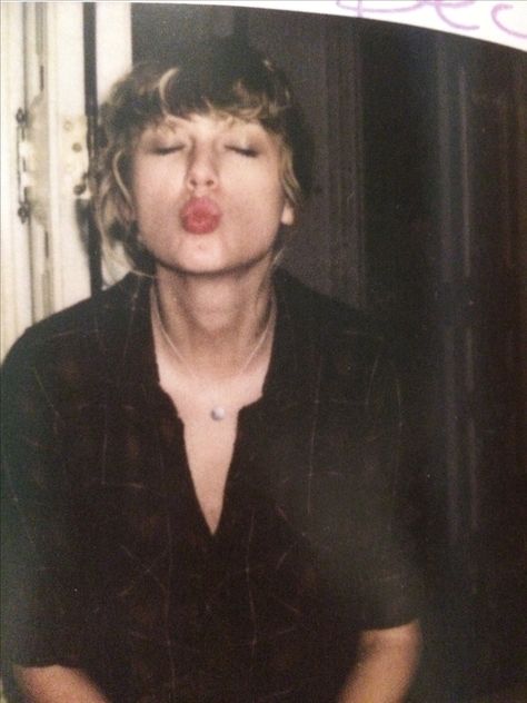 Kisses?? Hello Kitty Gif, Taylor Swift Kiss, Blow Kiss, Kitty Gif, Sending Kisses, Cheek Kiss, Blowing Kisses, Cute Kiss, Kissy Face