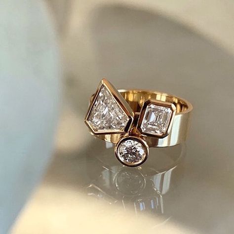 The Chunky Engagement Ring Trend Is Here To Replace Dainty Designs Engagement Ring Bezel, Band Wedding Ring, Dainty Engagement Rings, Stone Diamond Ring, Bezel Engagement Ring, Trending Engagement Rings, Ring Bezel, Ring Trends, Shiny Things