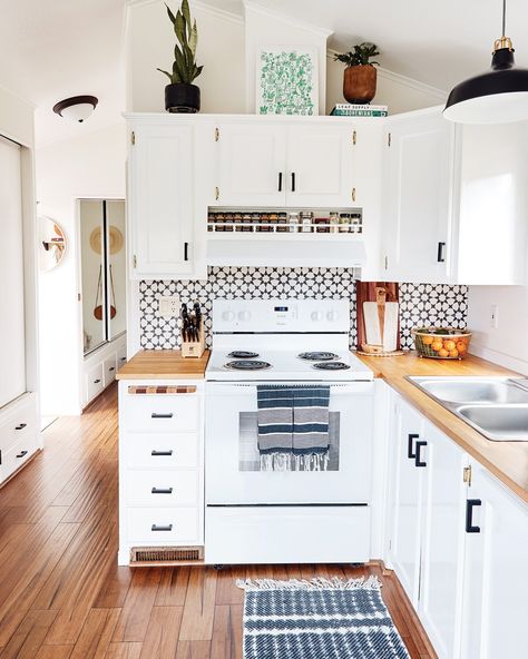 Cute Tiny Kitchen, Small Corner Kitchen, Live With Less, Corner Kitchen, Small Kitchen Storage, Tiny House Kitchen, Tiny Space, Small Space Kitchen, Small Corner