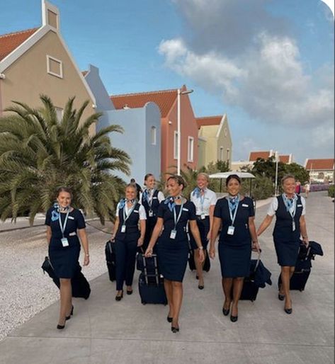 Flight Attendant Life Pictures, Become A Flight Attendant, Life Goals Future, My Future Job, Flight Attendant Fashion, Airport Aesthetic, Catch Flights, Flight Attendant Life, Female Pilot