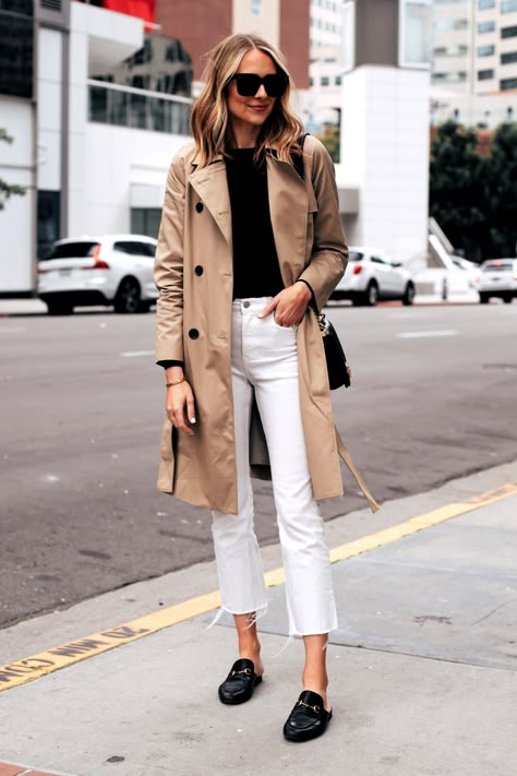 Fall Fashion Coats, Turtleneck Outfit, Mode Tips, Look Jean, White Jeans Outfit, Trench Coat Outfit, Types Of Jeans, Cropped White Jeans, Denim On Denim