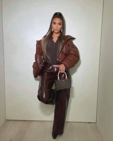 Kardashian Winter Style, Estilo Kim Kardashian, Brown Coat Women, Estilo Kardashian, Short Coats, Kim Kardashian Outfits, Leather Puffer Jacket, Kardashian Outfit, Kim Kardashian West