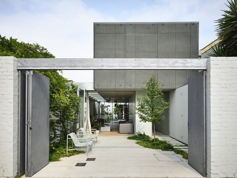 Fitzroy North House 02 / Rob Kennon Architects Rob Kennon, Australian Houses, Rooftop Apartment, Urban House, Courtyard Patio, Courtyard Pool, Timber Battens, Garden Exterior, Boundary Walls