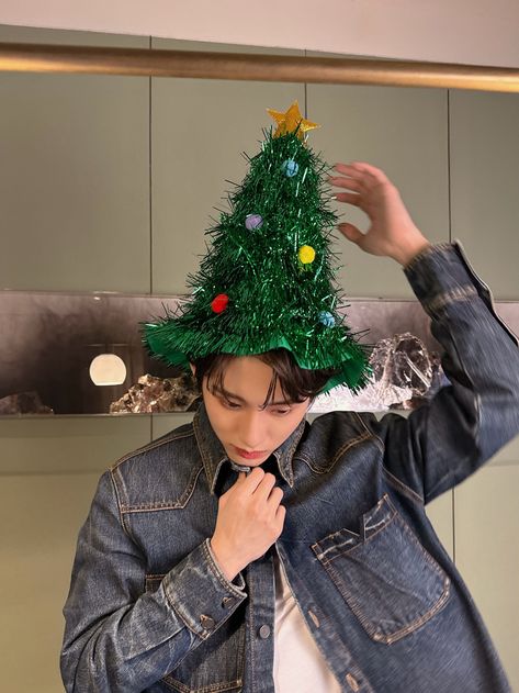 [231225] WINWIN's Weibo update | #NCT #WayV #WeiShenV #威神V #WINWIN #董思成 #윈윈 Wayv Christmas, Nct Christmas, Chinese Christmas, Christmas Pfp, Nct Winwin, 28th October, Nct Doyoung, Christmas Icons, Happy Weekend