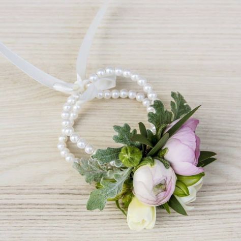 Make Your Own Corsage, Diy Corsage Wristlet Simple, How To Make A Wrist Corsage Bracelet, Easy Corsage Diy Simple, Coursage Diy How To Make A, Artificial Flower Corsage Diy, Making Corsages Diy, Homecoming Corsage Ideas High Schools, Bracelet Corsage Diy