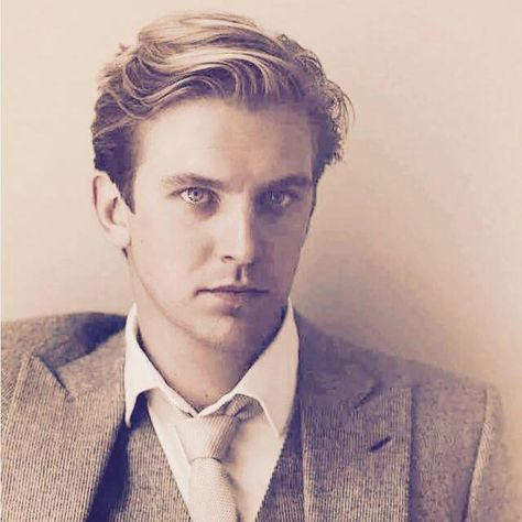 Dan Stevens (Downton Abbey) 1930s Mens Hair, British Hairstyle, 1930 Hairstyles, Vintage Hairstyles For Men, Vintage Haircuts, 1930s Men, Caesar Haircut, 1930s Hair, 1920s Men