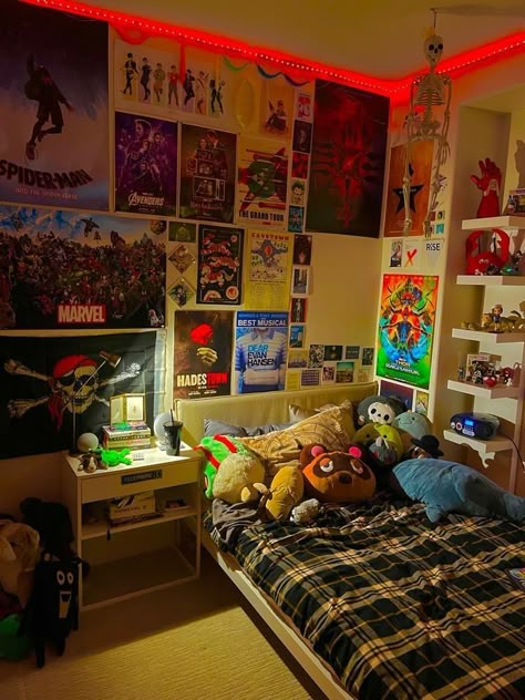 Eboy Aesthetic Room, Skater Dorm Room, Skater Bedroom Aesthetic, 80s Aesthetic Bedroom, Street Room Aesthetic, Alternative Bedroom Ideas, Skater Room Aesthetic, 90’s Room, Alt Bedroom