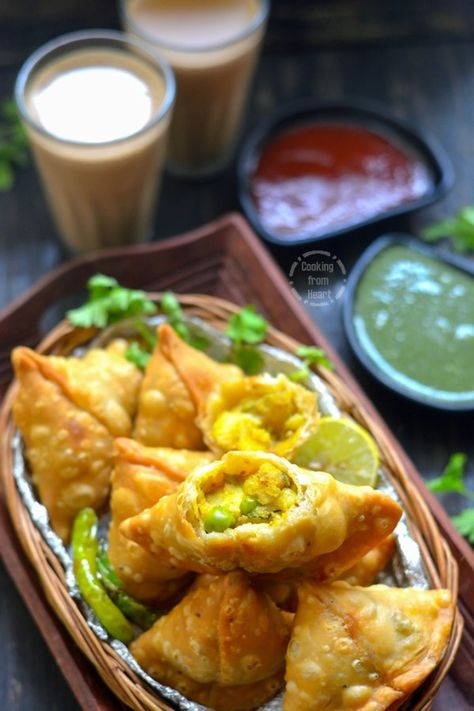 Aloo Samosa, Punjabi Samosa, Baked Samosa, Samosa Recipe, Punjabi Food, Minced Meat, Indian Snacks, Indian Snack Recipes, Tikka Masala