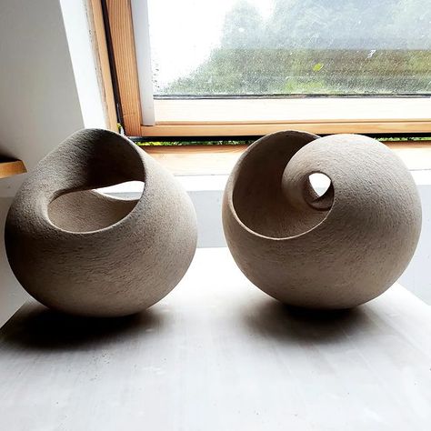 Leonie Rutter | Infinite flow of convex to concave curves, symetry to asymetry. After several hours of scraping and refining she is now finished and I… | Instagram Minimalist Sculpture, Clay Vases, Hand Built Pottery, Clay Vase, Design Minimalist, Sculpting Clay, Form Design, Contemporary Ceramics, Modern Ceramics