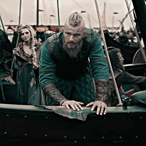 Icon Bjorn Lothbrok, Vikings Cast, Bjorn Ironside, Viking Pictures, Visenya Targaryen, Viking Aesthetic, Vikings Show, Vikings Tv Show, Daemon Targaryen