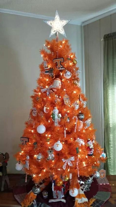 Tennessee Volunteer Christmas tree Volunteer Christmas, Orange Christmas Tree, Tennessee Christmas, Rocky Top Tennessee, Tennessee Girls, Tennessee Volunteers Football, Tn Vols, Christmas Tree Wallpaper, Orange Country