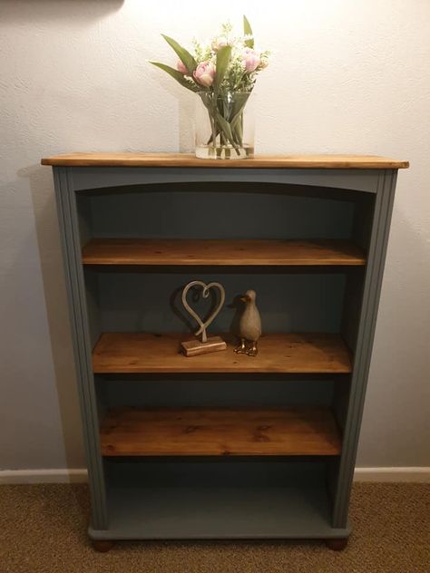 Pine Bookcase Upcycle, Refurbished Bookcase Ideas, Oak Bookshelf Makeover, Two Tone Bookshelf, Repaint Bookshelf, Small Bookcase Makeover, Bookshelf Refurbish Ideas, Refinished Bookshelf, Bookshelf Makeover Diy