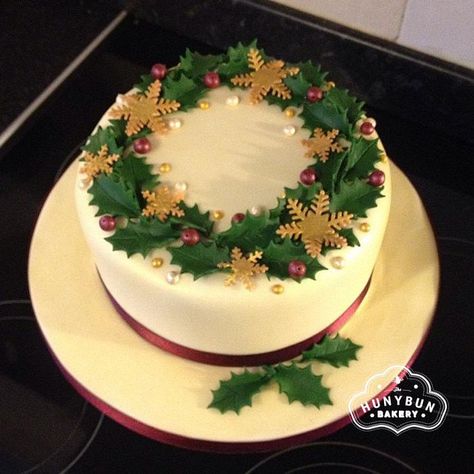 Berry Wreath Christmas Cake Christmas Cake Decorations Ideas, Diy Christmas Cake Decorations, Christmas Cake Royal Icing, Wreath Cake, Cake Wreath, Christmas Cake Topper Ideas, Wreath Christmas Cake, Simple Christmas Cake Designs, Elegant Christmas Cake Designs