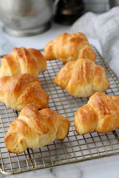 Buttery Crescent Rolls, Flaky Crescent Rolls Recipes, Bread Machine Crescent Roll Dough, Cressant Roll Recipes, Homemade Crescent Roll Dough, Bread Machine Crescent Rolls, Cressant Rolls, Crescent Roll Bread, Buttermilk Rolls