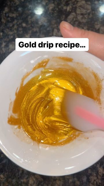 Gold Drip Recipe, Gold Dripping Cake, Gold Luster Dust, Frosting Flowers, Cake Wallpaper, Cupcake Decorating Tips, Canned Frosting, Gold Drip, Frosting Tips