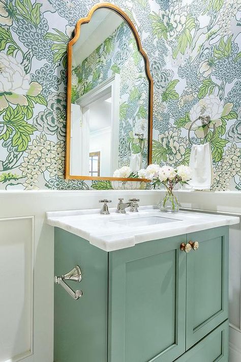 Half Bathroom Decor Ideas, Blue Green Bathrooms, Makeover Kamar Mandi, Powder Room Remodel, Half Bathroom Decor, Green Vanity, Pretty Bathrooms, Powder Room Design, Downstairs Bathroom