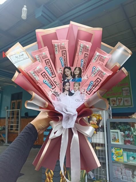 K Pop Bouquet, Blackpink Gift Ideas, Bucket Snack Pink, Bouquet Snack Aesthetic, Buket Jajan Aesthetic, Buket Snack Aesthetic, Oreo Bouquet, Bucket Jajan, Buket Aesthetic