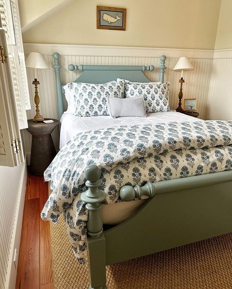 House Bedroom Ideas Master, Lake House Bedroom Ideas Master Suite, Seaside Cottage Interior, Nantucket Bedroom, Heather Strommen, Cannonball Bed, Beach House Bedroom, Gorgeous Bed, Book Corner