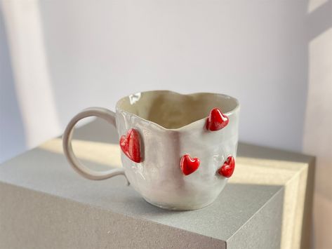 mother's day gift Valentines Day Ceramics, Heart Shaped Mug, Heart Pottery, Heart Mug, Cerámica Ideas, Pretty Mugs, Mug Handmade, Pottery Classes, Pottery Cups