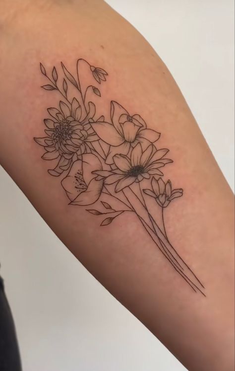 Flower Bouquet Tattoo, Cool Wrist Tattoos, Mom Tattoo Designs, Bouquet Tattoo, Tattoo Flowers, Flower Tattoo Arm, Petite Tattoos, Birth Flower Tattoos, Small Tattoos For Guys