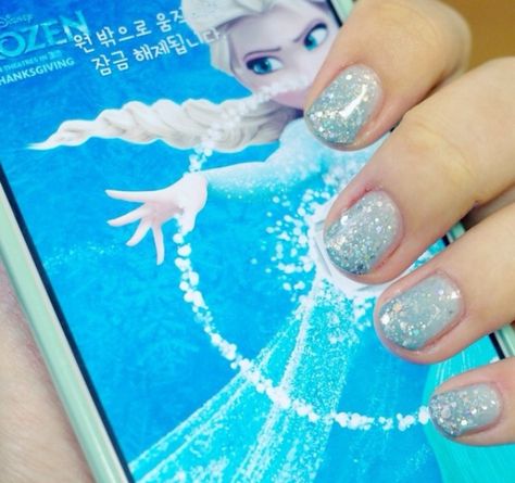 Frozen elsa inspired nails Elsa Nails, Nail Art For Winter, Elsa Jack Frost, Disney Frozen Nails, Frozen Nail Art, Elsa Jack, Fade Nails, Frozen Nails, Disney Races