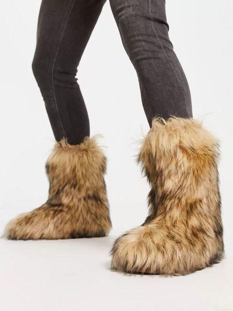 These boots are really cute. These boots are very comfortable and warm. They are great and warm for fall or winter. #fur #boots Fur Street Style, Fox Fur Boots, Asos Boots, Hate Summer, Brown Trainers, Faux Fur Boots, Boots Sneakers, Moon Boots, Fur Boots