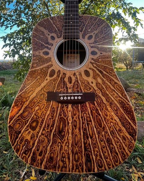 Decorated Acoustic Guitar, Pretty Acoustic Guitars, Cool Acoustic Guitars, Painting On Guitar Ideas, Guitar Design Art, Painted Guitar Acoustic, Pickguard Art, Banjo Aesthetic, Painted Acoustic Guitar