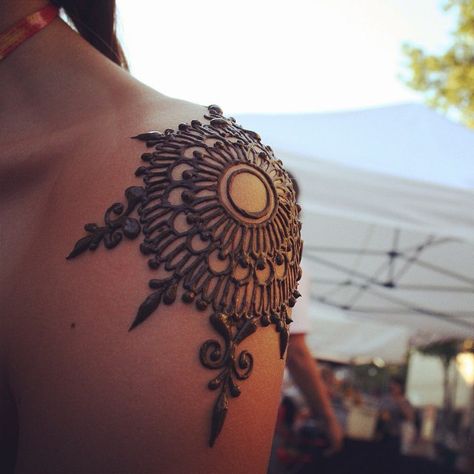 Henna shoulder | Flickr - Photo Sharing! Henna Tattoo Shoulder, Shoulder Henna, Round Mehndi Design, Henna Ink, Henne Tattoo, Catrina Tattoo, Tato Henna, Tattoo Henna, Henna Body Art