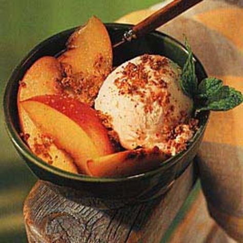 Juicy peaches, crushed cookies and vanilla ice cream spiked with brandy and amaretto add up to a perfect summer treat. Peach Amaretto, Desserts Peach, Peach Martini, Sundae Recipes, Peach Ice Cream, Florida Food, Easy Summer Desserts, Peach Slices, Martini Recipes