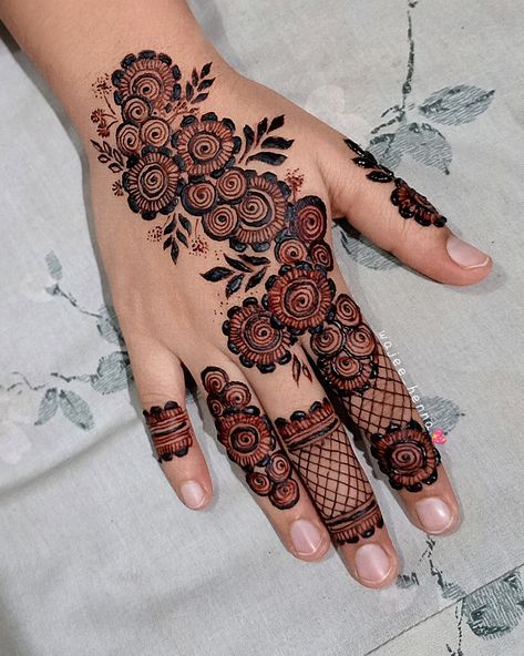 Right Hand Mehndi Design Back, Henna Design Hand, Henna Design Easy, Tattoo Designs Hand, Henna Design Simple, Henna Hand Designs, Hand Henna Designs, Pretty Henna, Henna Hand