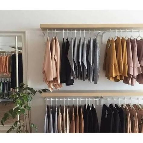 Mulig Clothes Bar, Ikea Mulig, Spare Room Walk In Closet, Clothes Bar, Open Wardrobe, Closet Design Layout, Store Design Boutique, Minimalist Closet, Ikea Lack