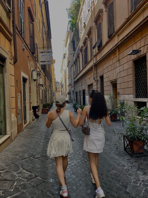 #sisters #besties #rome #romeitaly Sisters Traveling Pictures, Besties In Greece, Summer Abroad, Rome Photo, Sister Photos, Photos Inspo, Senior Trip, Euro Summer, Bestie Goals