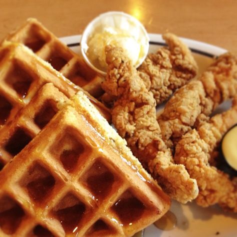 chicken and waffels Photo by @happymundane • Instagram Waffles Aesthetic, Ny Food, Chicken And Waffles, Food To Go, Yummy Eats, Breakfast For Dinner, Yum Yum Chicken, I Love Food, Travel Food