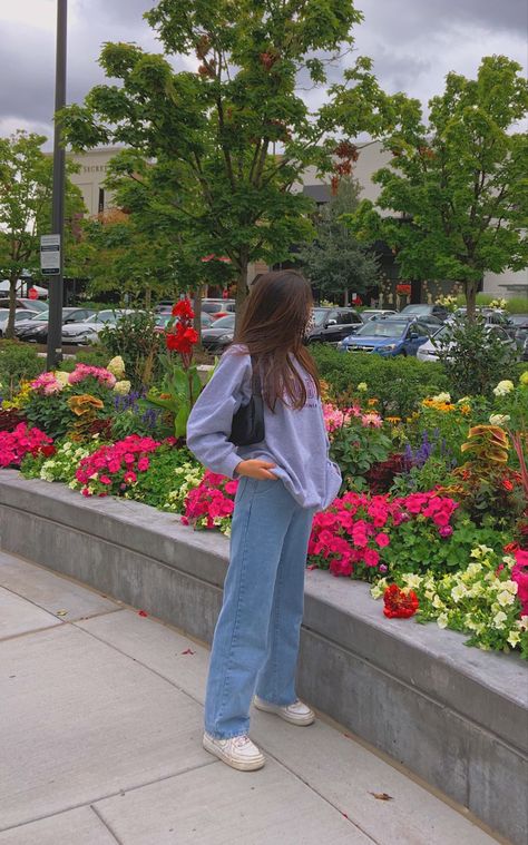 crewneck and baggy jeans fit Baggy Jeans Fit, Outfits Baggy, Girly Dp, T Shirt And Jeans, Airport Outfit, Baggy Jeans, Photo Inspo, Straight Jeans, Jeans Fit