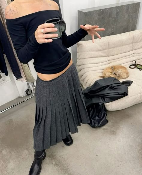 Cool Long Skirt Outfits, Long Grey Pleated Skirt Outfit, Fits With Long Skirts, Skirt In Winter Outfit, Long Skirt Outfits Fall, Long Skirt Outfit Winter, Pleated Skirt Outfit Aesthetic, Pleated Long Skirt Outfit, Long Skirt Winter Outfit