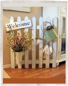 Picket Fence Decor, Picket Fence Crafts, Dekoratívne Vence, Diy Fence, White Picket Fence, Fence Decor, Front Porches, Front Porch Decorating, Picket Fence