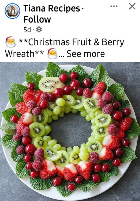 Holiday Fruit Wreath, Fruit Plate Christmas, Fruit Arrangements For Christmas, Christmas Fruit Plate Ideas, Fruit Skewers Christmas, Christmas Wreath Fruit Tray, Winter Fruit Tray Ideas, Edible Wreath Christmas, Fruit Platter Christmas Party Trays