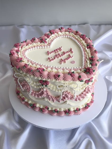 17 Doğum Günü, Heart Shaped Cake, Vintage Birthday Cakes, Sweet 16 Birthday Cake, Sweet 16 Cakes, 16 Birthday Cake, Pink Birthday Cakes, Mini Cakes Birthday, Shaped Cake