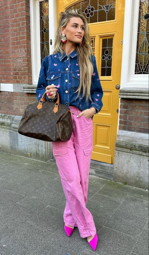 Pink Street Style Outfit, Pink Trousers Outfit, January Style, Outfit Tennis, Clothing Basics, Maximalist Fashion, Look Office, Color Combos Outfit, Pink Trousers