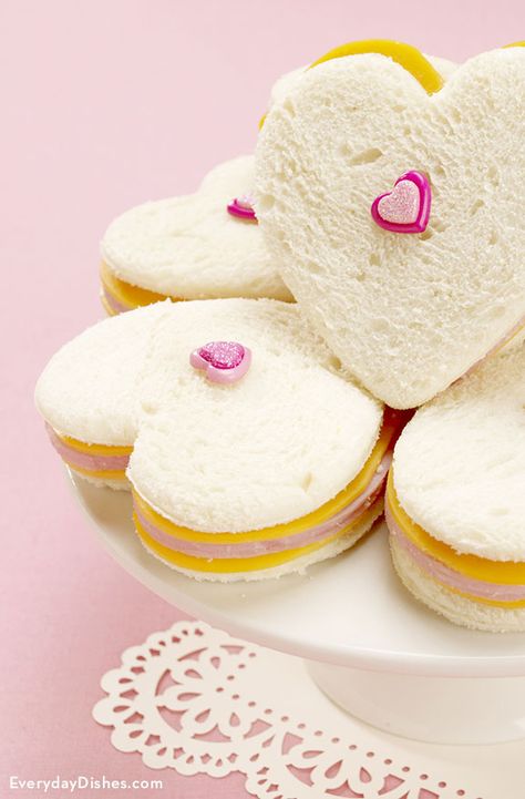 This Valentine’s Day, fill your kids’ lunch boxes with love and make them heart-shaped sandwiches! Toddler Tea Party, Valentines Tea Party, Healthy Valentines, Valentine Tea, Party Sandwiches, Tea Party Food, Girls Tea Party, Valentines Day Food, Everyday Dishes