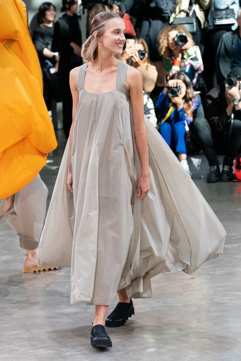 Issey Miyake Spring 2020 Ready-to-Wear Collection - Vogue Runway Fashion Dresses, Minimalist Dress, Jumpsuit Pattern, Mood Board Fashion, Mode Inspo, Fashion Show Collection, Everyday Dresses, Fashion 2020, Issey Miyake