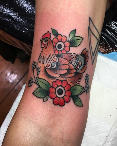 Traditional Chicken Tattoo, Cottagecore Tattoo, Hen Tattoo, Chicken Tattoo, Rooster Tattoo, Traditional Tattoo Inspiration, Garden Tattoos, Vegan Tattoo, Witch Tattoo