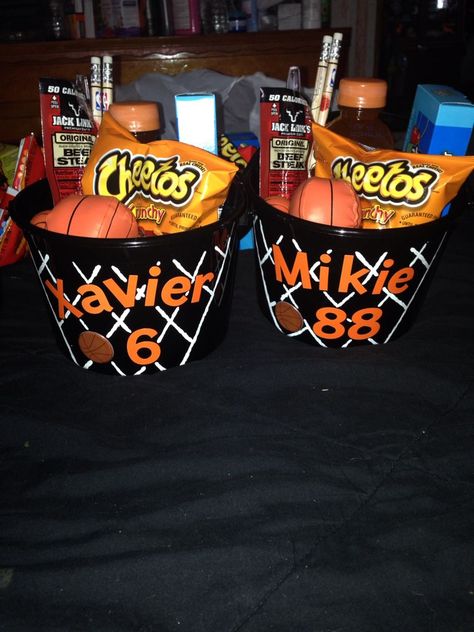 Basketball player gifts!!! Basketball Snacks, Basketball Treats, Basketball Banquet, Basketball Party Ideas, Sports Snacks, Basketball Team Gifts, Basketball Senior Night, Senior Night Ideas, Team Snacks