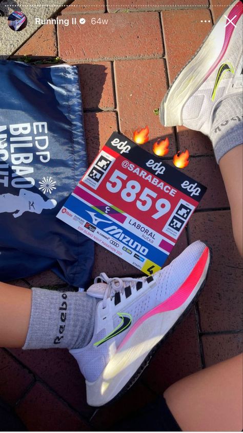 Runner Vision Board, Marathon Finish Line Aesthetic, Marathon Aesthetic Girl, Laufen Aesthetic, Cross Country Running Aesthetic, Runner Aesthetic Girl, Track And Field Aesthetic Girl, Track Girl Aesthetic, 5k Aesthetic